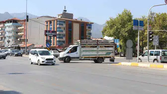 Denizli'deki kavşakta trafik güvenliği tehlikede: kural ihlalleri kazaları artırıyor