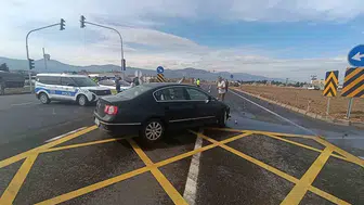 Gaziantep’te 2 otomobili birbirine çarpan kaza: 6 kişi yara almadan kurtuldu
