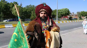 Selçuklu kıyafetiyle Ahlat'a gelen Seyfullah Mutlu, Cumhurbaşkanını uzaktan görmek için sabırla bekledi