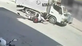 Bursa'da motosiklet ve kamyonet çarpıştı: iki genç yaralandı