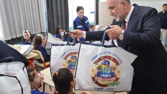 Canik Belediyesi'nden ilkokul öğrencilerine kırtasiye desteği