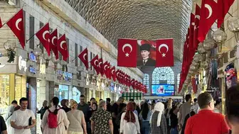 Bursa'nın tarihi kapalı çarşısı, Zafer Bayramı'na özel bayraklarla süslendi