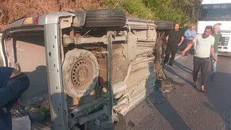 Osmaniye'de kontrolden çıkan hafif ticari araç yan yattı: 4 kişi yaralandı