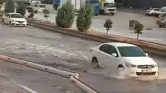 Gaziantep'te sağanak yağmur caddeleri göle dönüştürdü