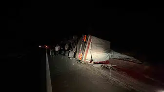 Tosya'da devrilen kamyonun sürücüsü kazayı hafif atlattı