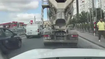 Bahçelievler'de beton döken mikser kameralara yansıdı