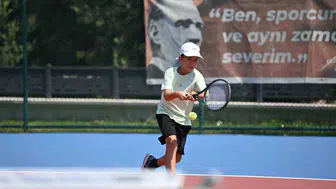 Kuşadası Tenis Kulübü'nde minik sporcular ulusal turnuvada ter döküyor