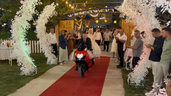 Bahçede düğün gelin arabası yerine yarış motosikletiyle yapıldı