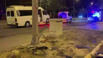 Isparta'da otomobil ve minibüs çarpıştı, 4 kişi yaralandı