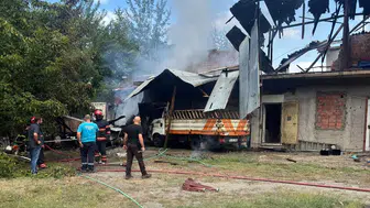 Sapanca'da büyüyen yangın, kamyoneti de etkisi altına aldı