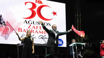 Sancaktepe'de zafer coşkusu ve müzik buluştu: Ceza, on binleri Meydan Parkı'nda bir araya getirdi