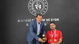 Milli sporcu öner bozbıyık, şampiyonluğunu kayseri'de kutladı