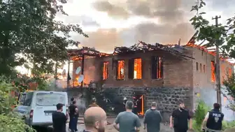 Arhavi'de 2 katlı evde yangın: Yangın söndürüldü, maddi hasar oluştu
