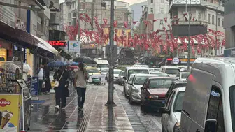Zonguldak'ta vatandaşlar aniden yağan yağmura karşı hazırlıksız yakalandı