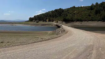 Baraj suyunun çekilmesiyle köprü yeniden ulaşıma açıldı