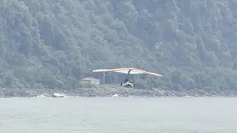 Artvin'de uçan bot gösterisi ile renklendirilen yamaç paraşütü şampiyonası