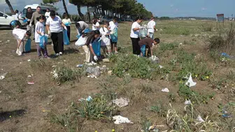 Akliman sahilinde öğrencilerden çevre temizliği: Kum zambakları korunuyor