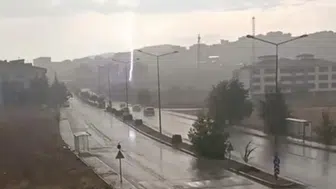 Elazığ'da yıldırım düşüşü anı görüntülendi