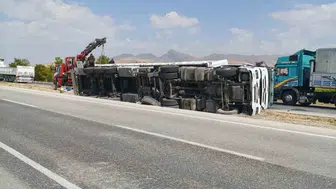 Karapınar'da devrilen tır kazasından sürücü sağ çıktı