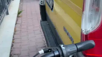 Kaldırımlardaki araç işgali engelli bireyleri zorluyor
