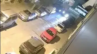 Silahlı saldırı anı güvenlik kamerasında: Sürücü son anda kurtuldu