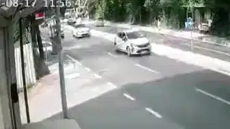 Pendik'te yaya geçidinde yaşanan kaza, güvenlik kameralarına yansıdı