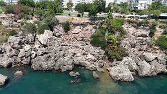Antalya sahilinde atık su sızıntısı denizin rengini değiştirdi