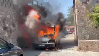 Halı teslimatı sırasında kamyonet alev alev yandı