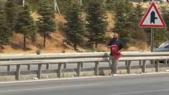 Türk bayrağına sahip çıkmak için durakladı