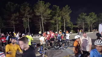 Ümraniye'de ilk gece bisiklet yarışı heyecanı yaşandı