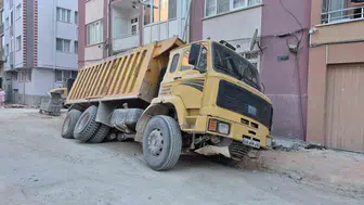Eskişehir’de yol çökmesi sonrası belediye kamyonu çukura düştü