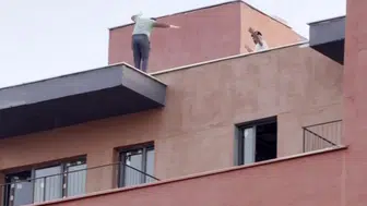 Hatay'da işçiler bina terasında oyun havası eşliğinde neşelendi
