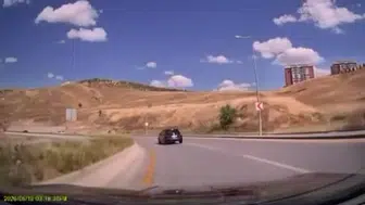 Ankara'da direksiyon hakimiyetini kaybeden sürücü virajda tehlikeli anlar yaşattı