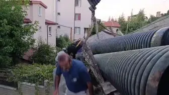 Genç, freni boşalan kamyoneti durdurmaya çalışırken sıkıştı: Kurtarma operasyonu yapıldı