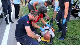 Direksiyon başında rahatsızlanan sürücü, minibüsü refüje çıkardı: 6 kişi yaralı