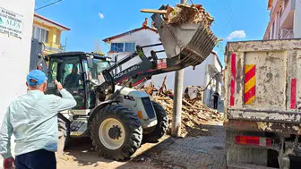 Hisarcık'ta risk taşıyan metruk bina güvenli bir şekilde yıkıldı