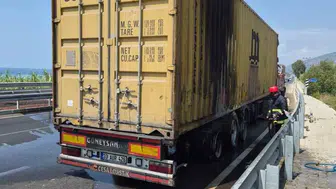 Antalya'da kömür yüklü tırda lastik patlaması yangın çıkardı