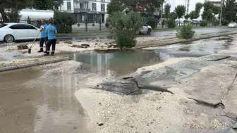 Adıyaman'da su hattı patladı, yol çökünce otomobil çukura düştü