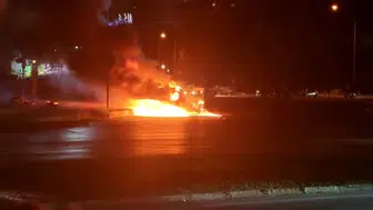 Antalya'da alev topuna dönen otomobile kadın itfaiyeci ilk müdahaleyi yaptı
