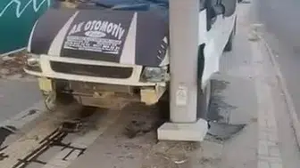 Diyarbakır'da direğe çarpan araçta bir kişi yaralandı