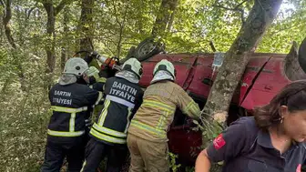 Bartın’da kontrolden çıkan otomobil ormanlık alanda ağaca çarptı