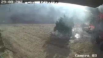 Sürücüsüz traktörün alev alması anbean güvenlik kamerasında kaydedildi