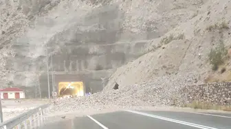 Oltu-Yusufeli karayolu sağanak yağış nedeniyle trafiğe kapandı