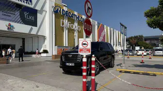 Lüks araç, acil durumlar için ayrılan alana park edince tepki topladı