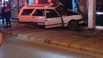 Afyonkarahisar'da otomobil markete daldı, can kaybı yok
