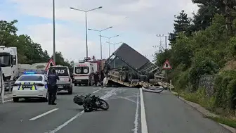 Karabük-Bartın yolunda tır devrildi, iki kişinin hayatına mal oldu