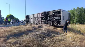 Afyonkarahisar'da yolcu otobüsü devrildi: 22 kişi yaralı