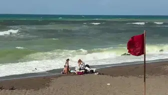 Akçakoca'da deniz tehlikesi: Dalga boyu 4 metreye ulaştı