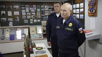 Putin, Pasifik Filosu'nun amiral gemisi Varyag'ı inceledi