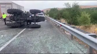 Malatya'da traktör devrildi, sürücü ağır yaralandı